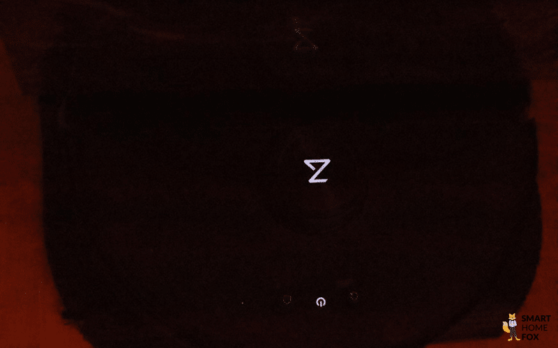 Das beleuchtete Roborock Symbol beim Roborock S8 MaxV Ultra ist zu sehen.